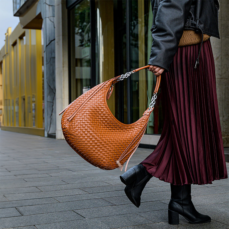 Bolsa Nyssa Hobo com Franja e Couro Entrelaçado