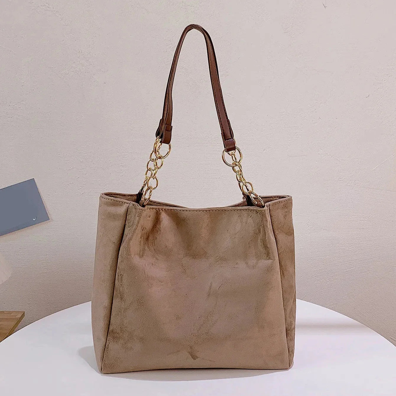 Bolsa Naomi Grande de Ombro em Suede