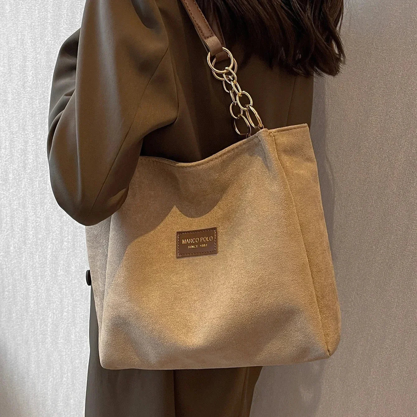 Bolsa Naomi Grande de Ombro em Suede